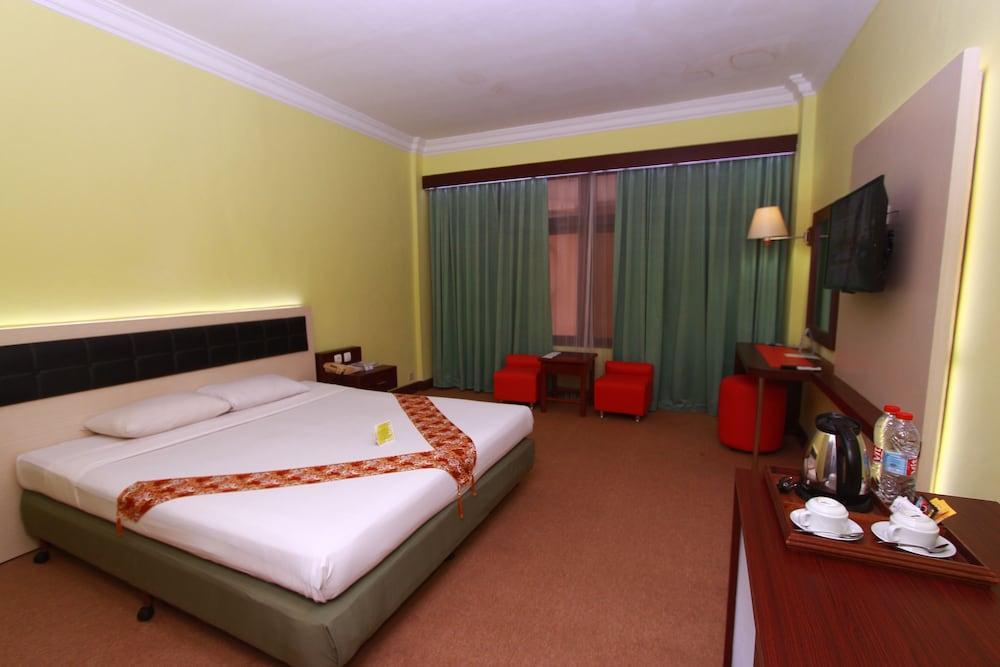 Hotel Mutiara Cilacap Exterior photo