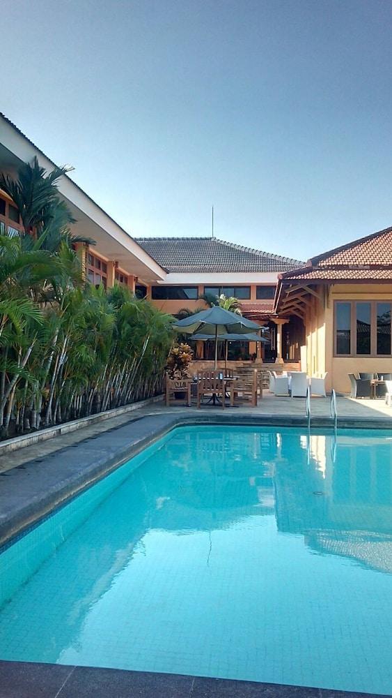 Hotel Mutiara Cilacap Exterior photo